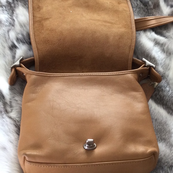 Coach Tan Crossbody Bag with Leather Material and Flap Closure - Picture 5 of 8
